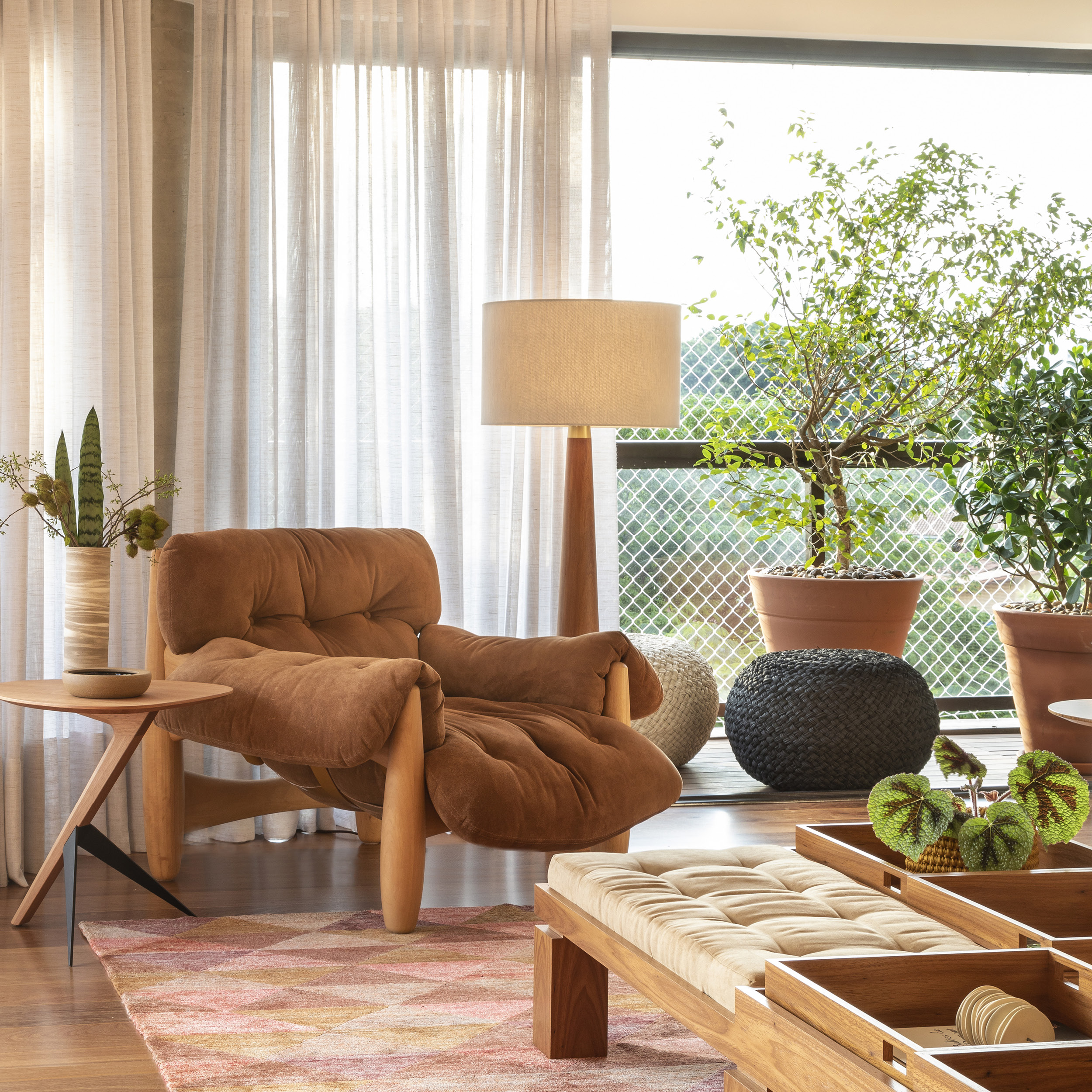 luminária de piso baju, de fernando prado para lumini