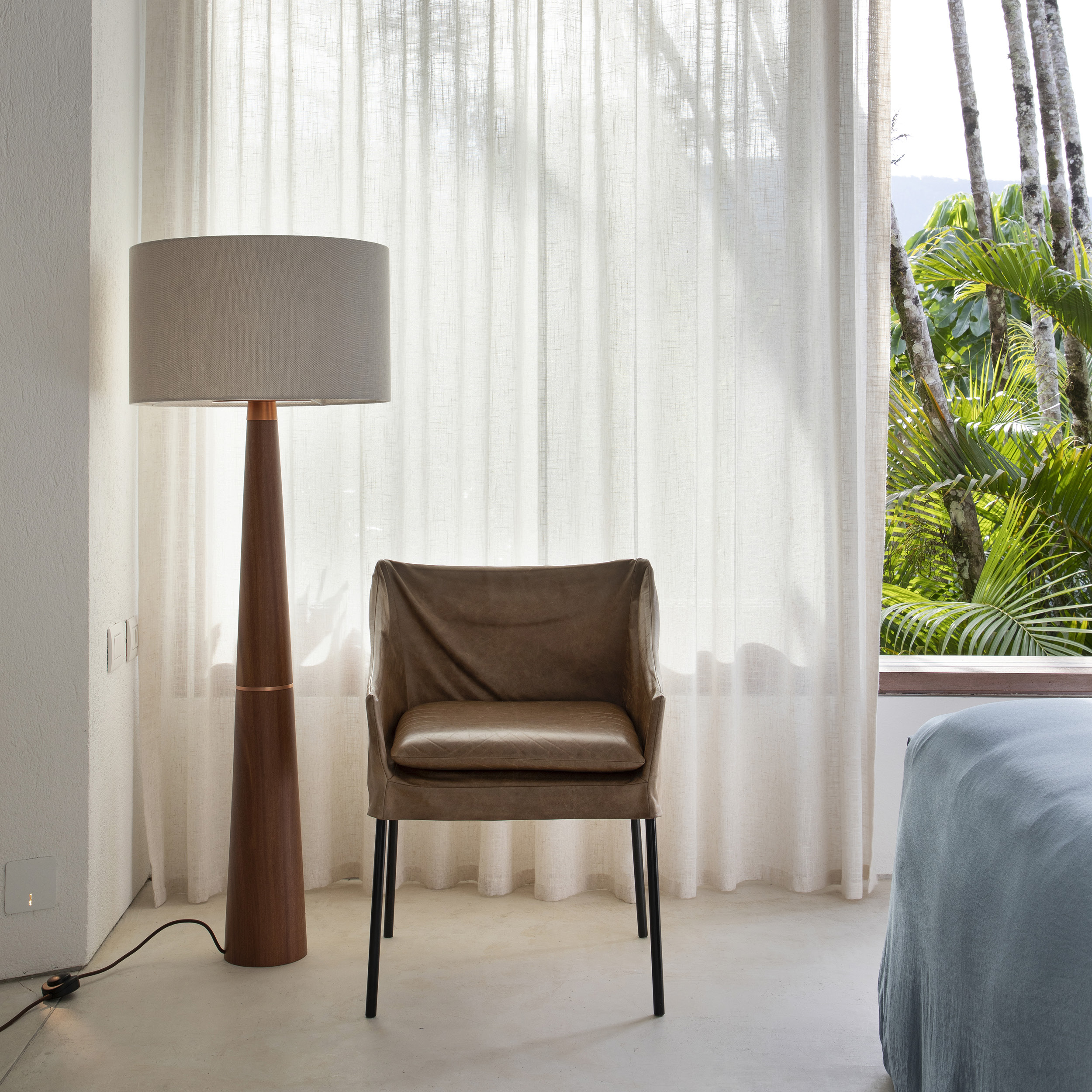 luminária de piso baju, de fernando prado para lumini