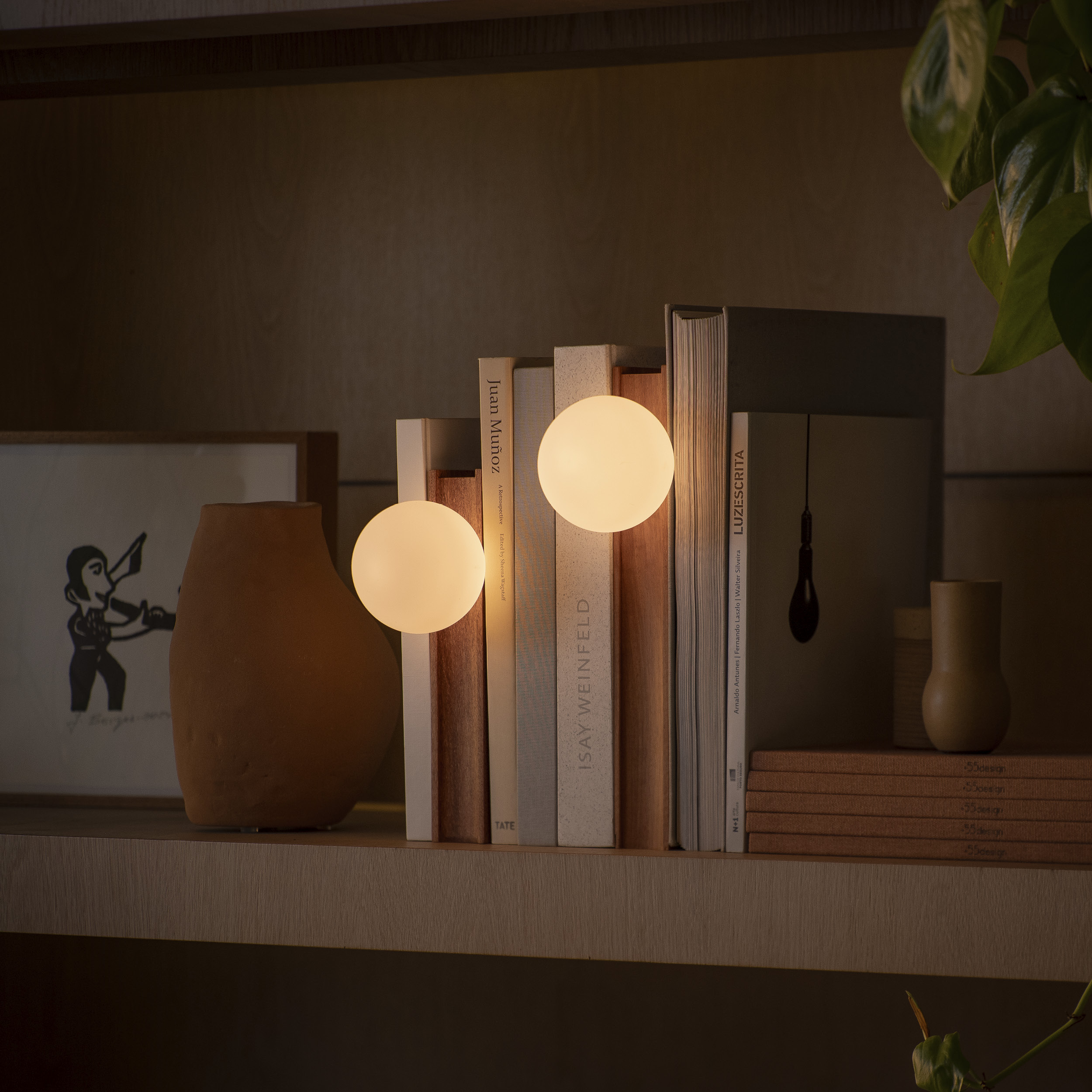 luminária de mesa entrelinhas, de miguel pinto guimarães e thiago bernardes para lumini