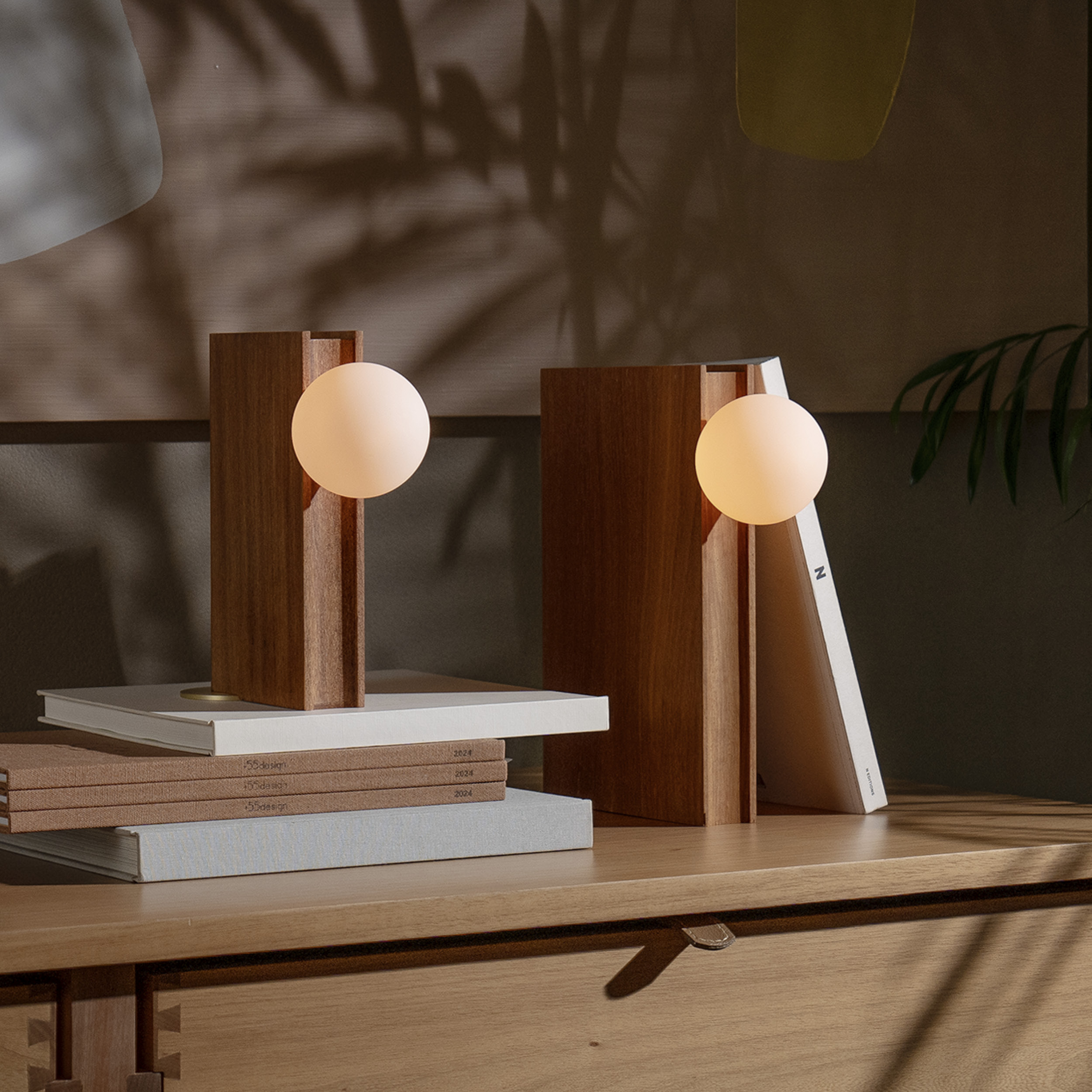 luminária de mesa entrelinhas, de miguel pinto guimarães e thiago bernardes para lumini