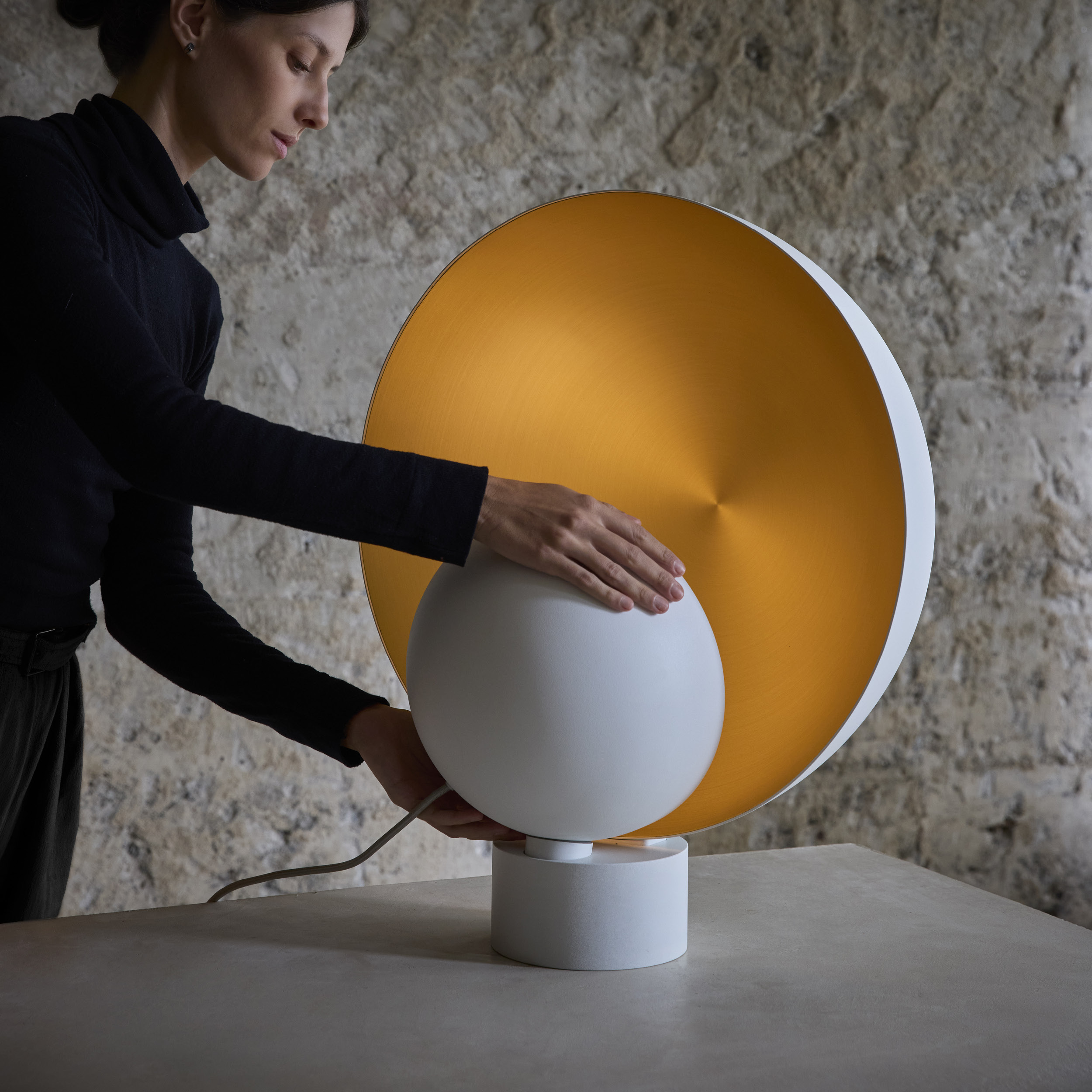 luminária de mesa e piso sol, de mnma studio para lumini