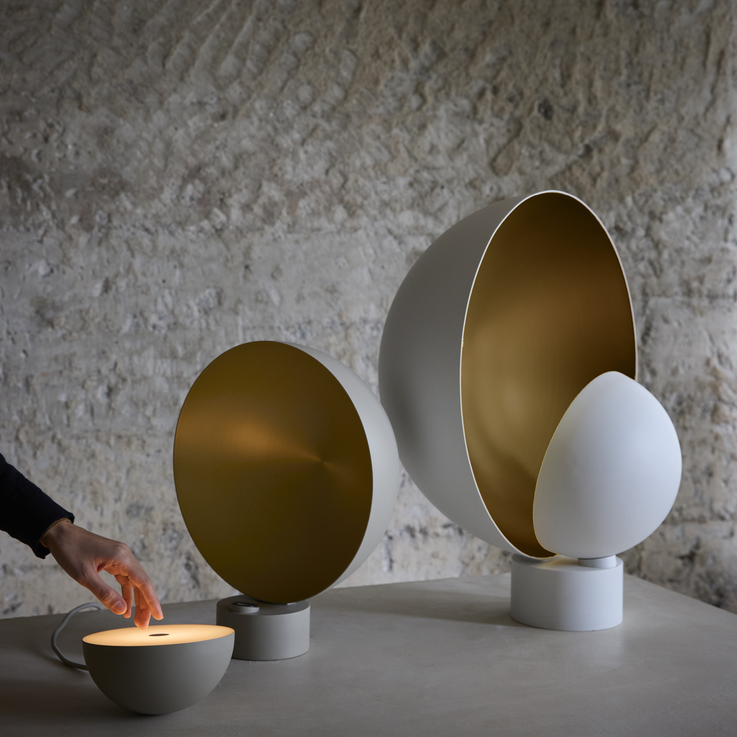 luminária de mesa e piso sol, de mnma studio para lumini