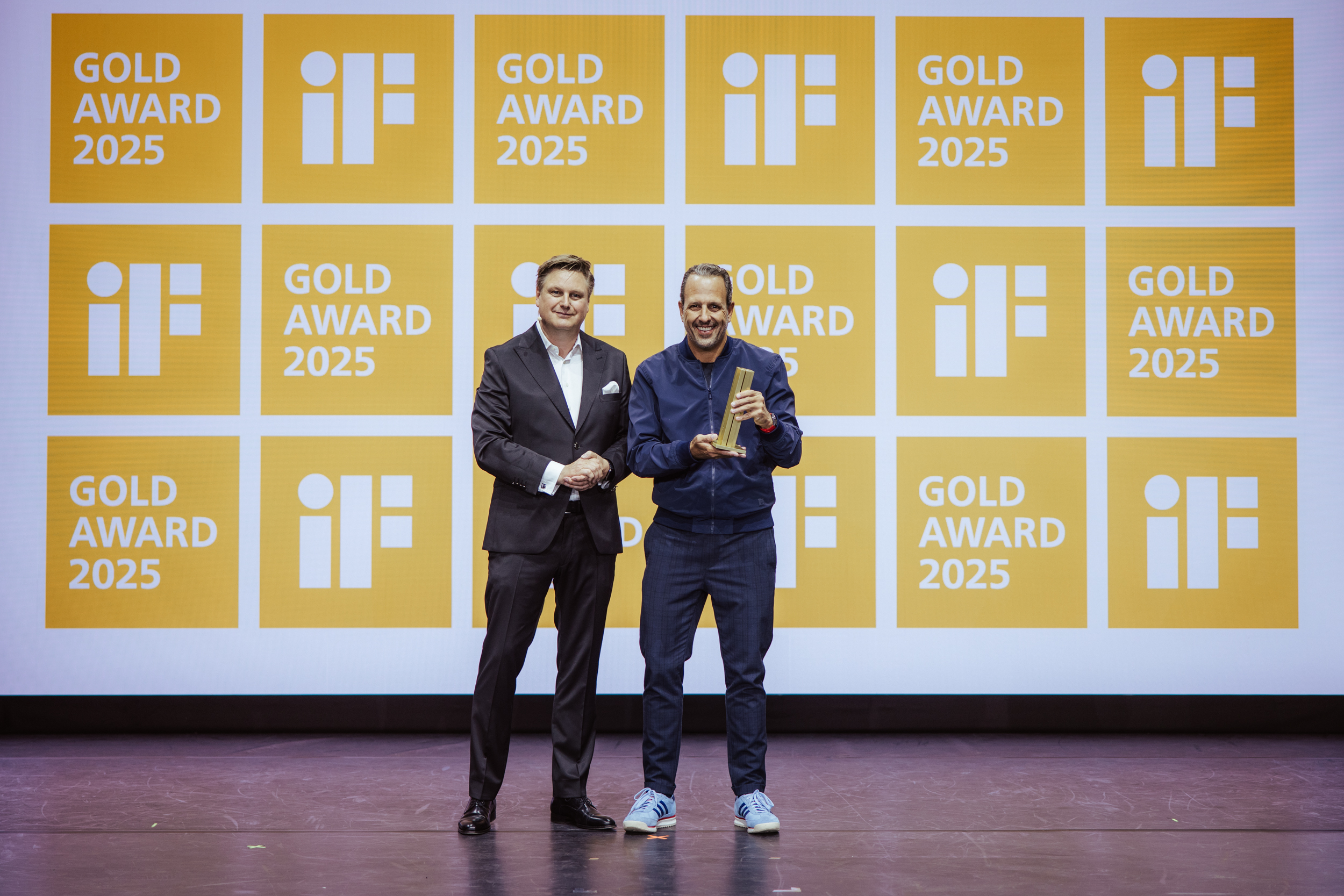 fernando prado recebe troféu if gold pela luminária jazz na cerimônia de premiação do if design award 2025