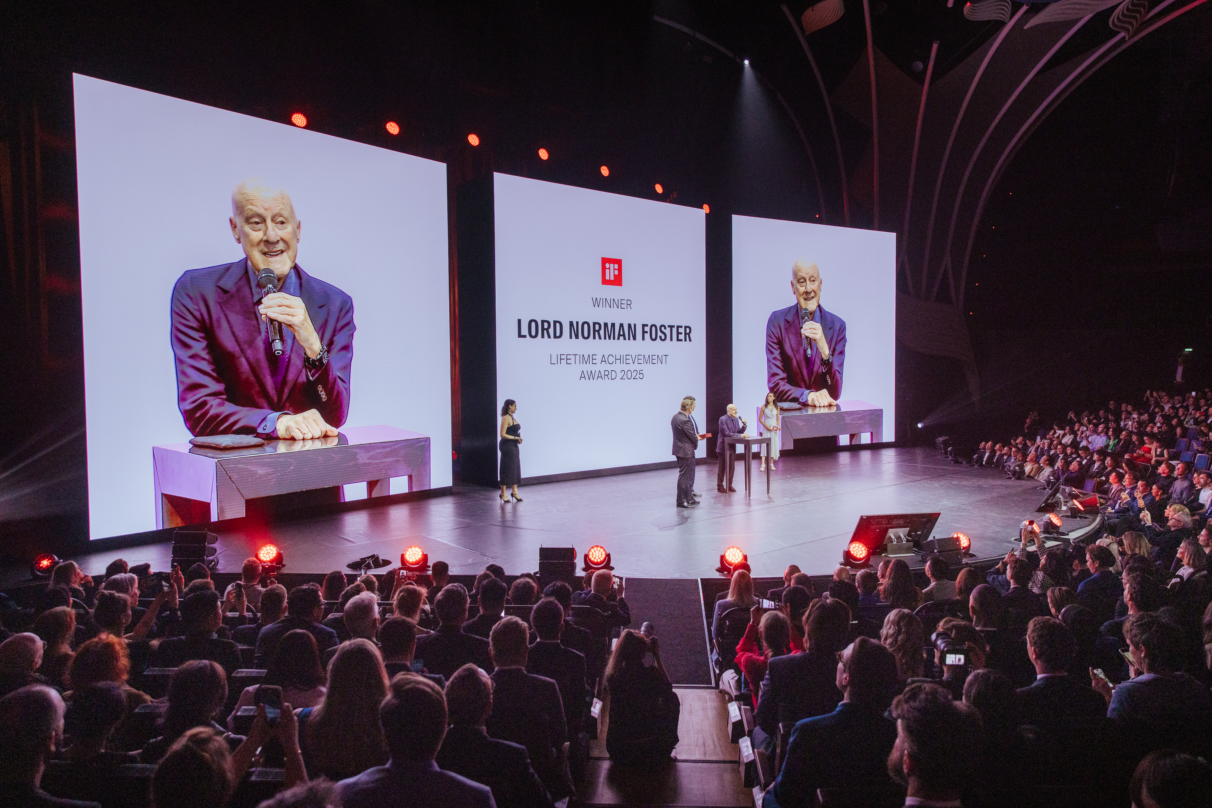 lord norman foster é homenageado no if design award 2025